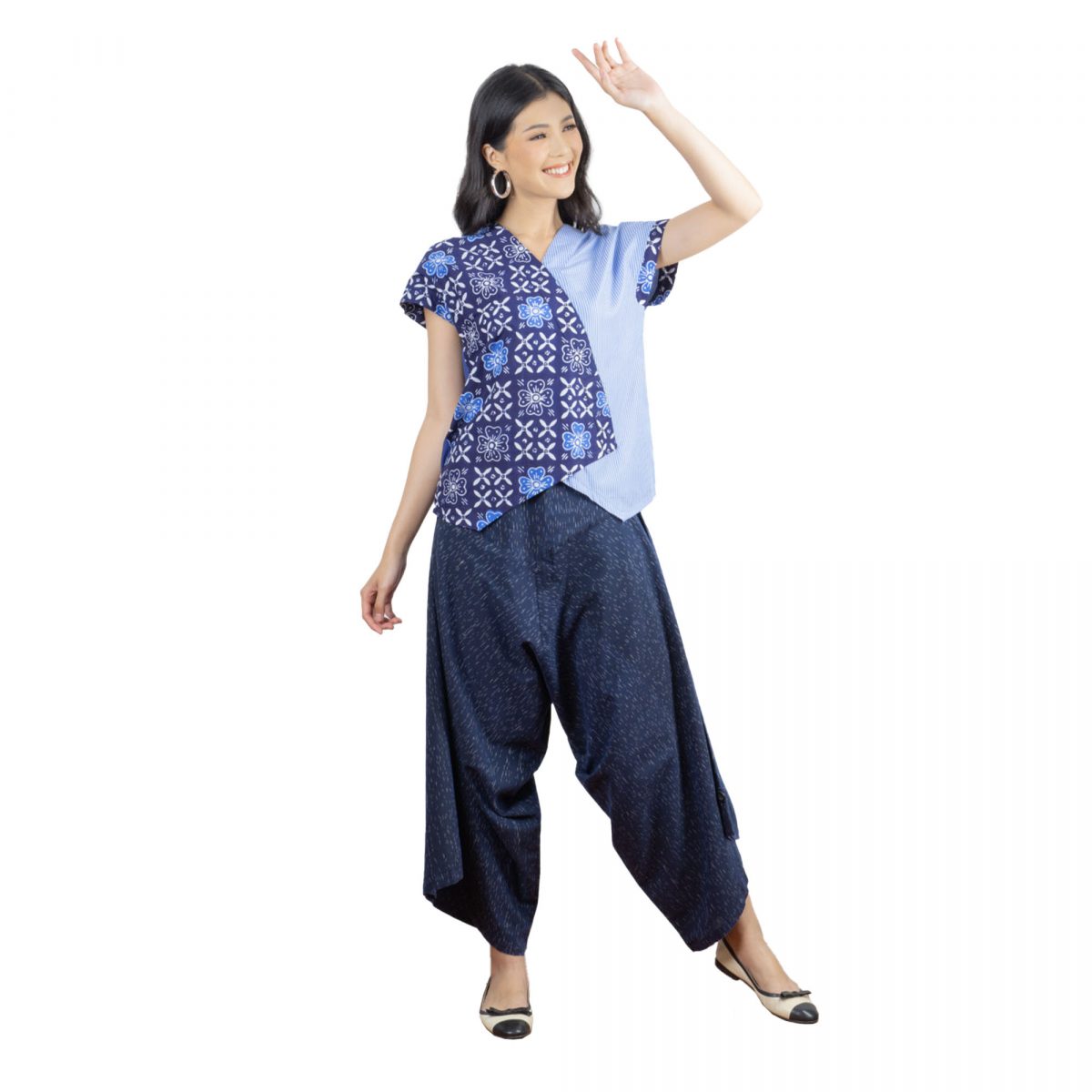Finny Blouse Flower Navy - Image 3