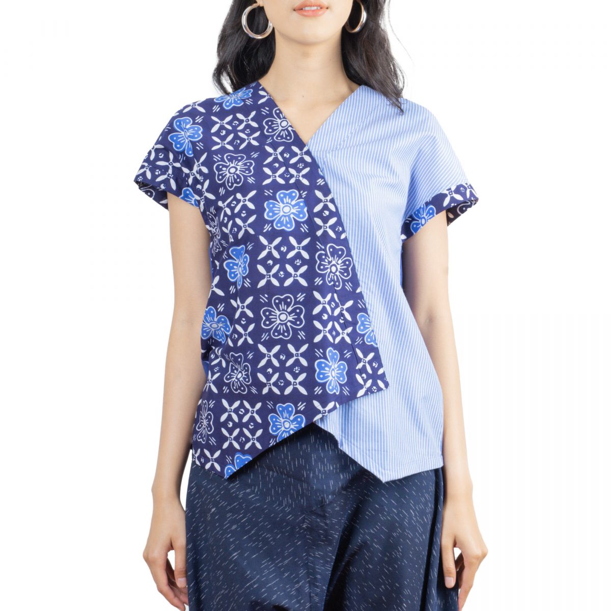 Finny Blouse Flower Navy - Image 2