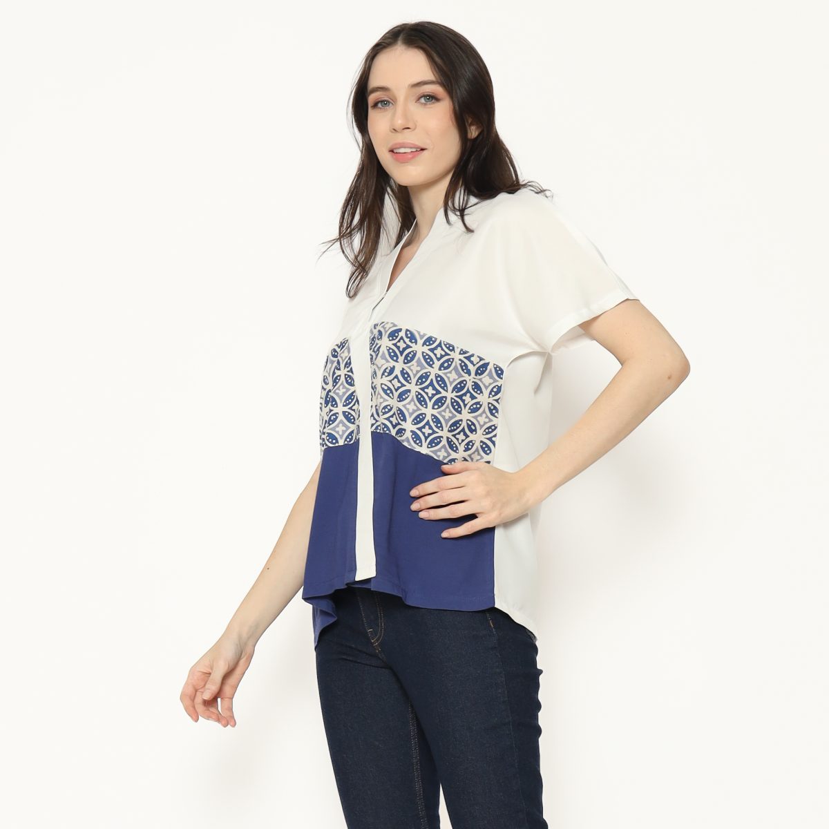 Andini Blouse White Blue - Image 3